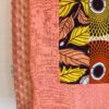 couverture plaid bébé patchwork wax cercles et fleurs jaune orangé et double gaze couleur papaye à pois doré. Doublure en minky à pois