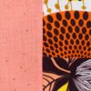 couverture plaid bébé patchwork wax cercles et fleurs jaune orangé et double gaze couleur papaye à pois doré. Doublure en minky à pois