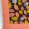 couverture plaid bébé patchwork wax cercles et fleurs jaune orangé et double gaze couleur papaye à pois doré. Doublure en minky à pois